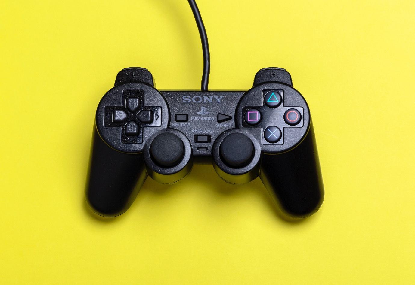 A black video game controller

Description automatically generated