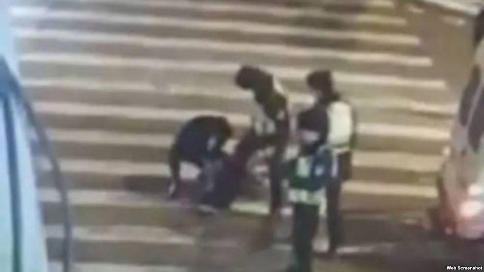 蒙古乌兰浩特市男子中枪后遭殴打(网络视频截图) 