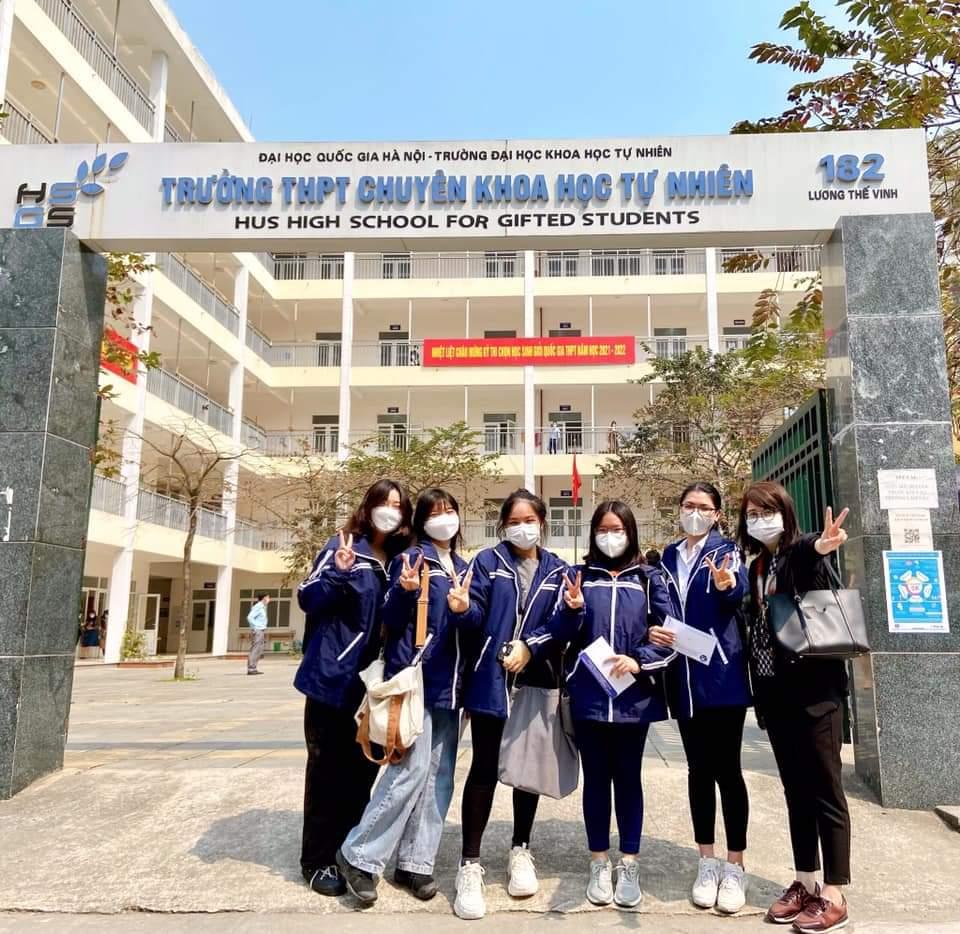 A group of people posing for a photo in front of a building</p>
<p>Description automatically generated