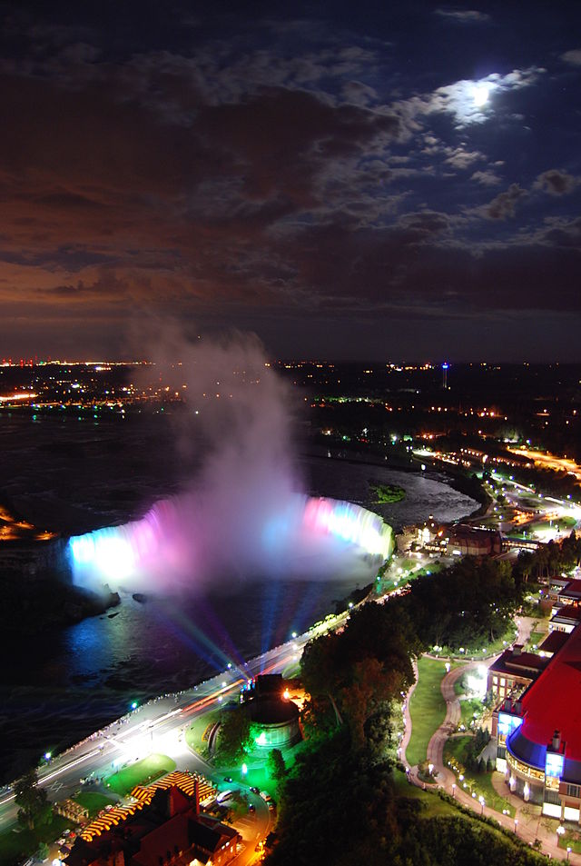 Niagara_Falls_at_night1.jpg
