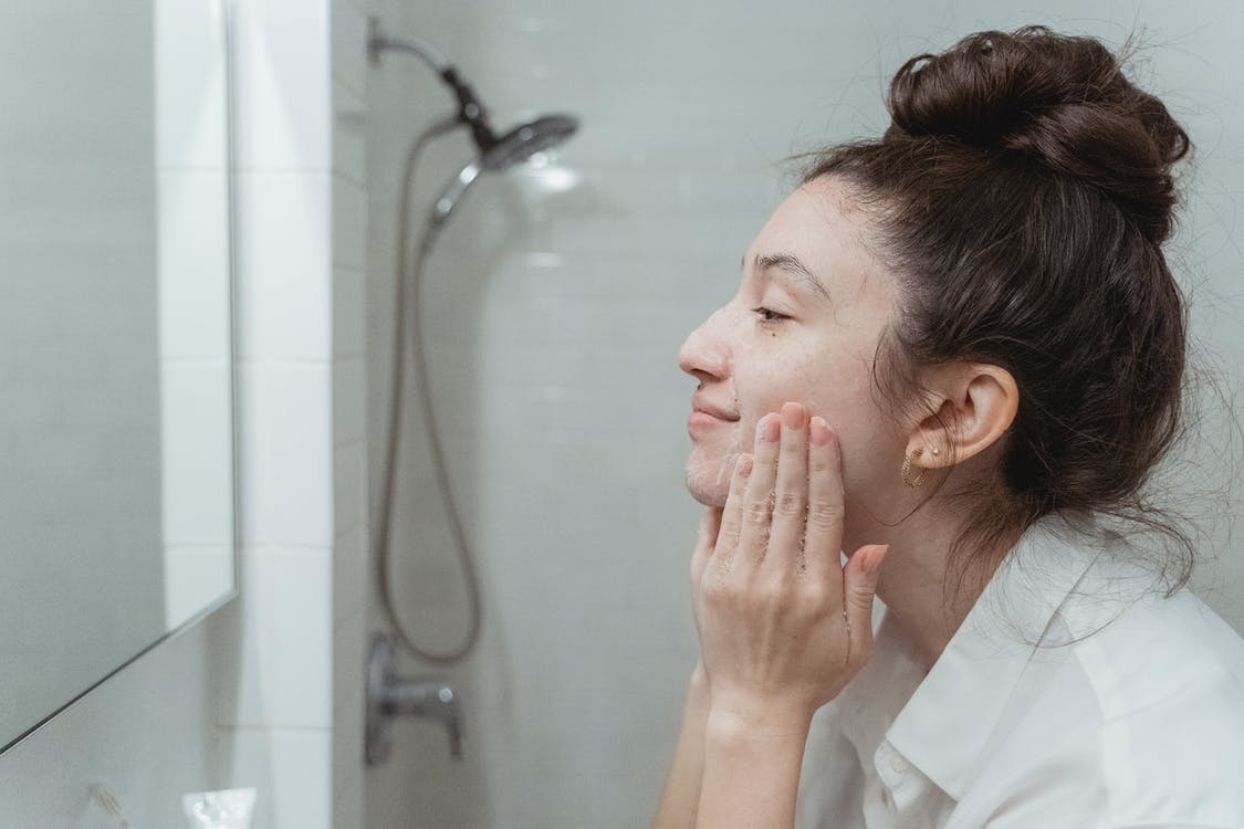 Tidak teratur membasuk muka dapat mengakibatkan kotoran menumpuk di wajah