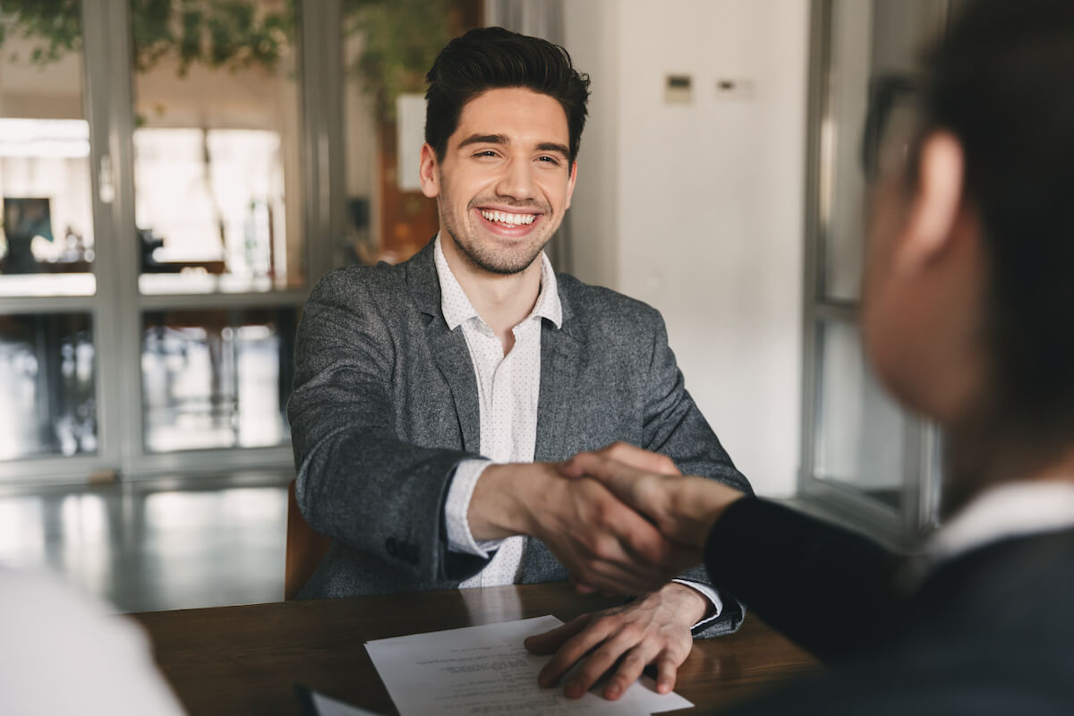 Employee lifecycle: employee shaking hands with an applicant