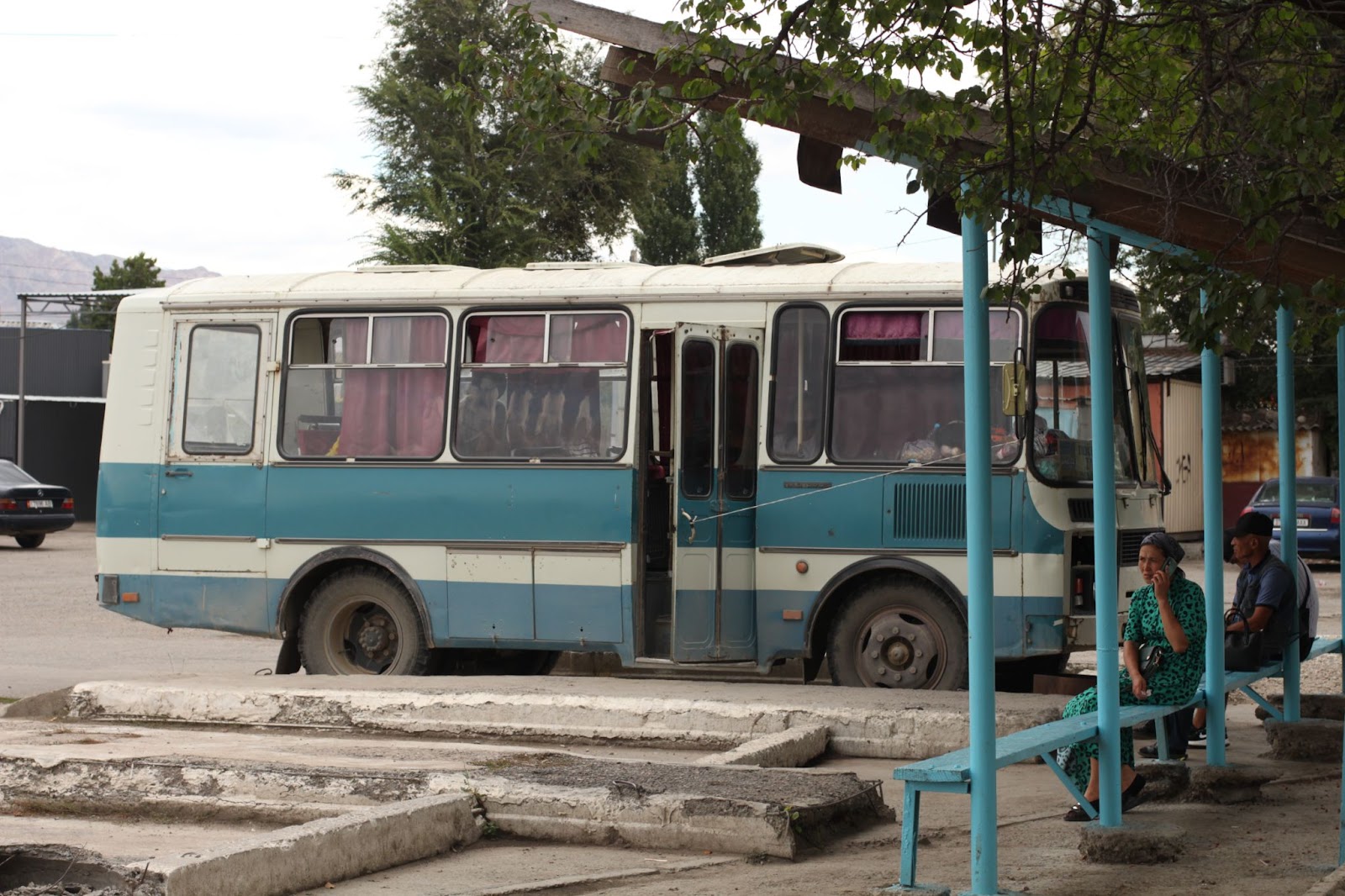 #ЖерТам: Нылды айылына каттаган жалгыз эски автобус