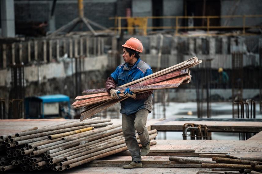 Một người đàn ông làm việc tại công trường xây dựng của một tòa nhà chọc trời ở Thượng Hải vào ngày 29/11/2016. (Ảnh: Johannes Eisele/AFP qua Getty Images)