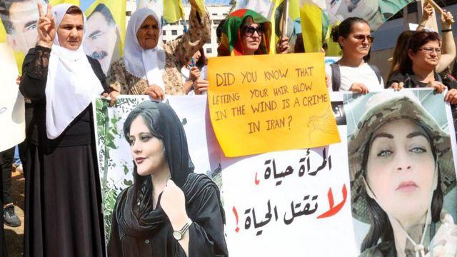زنان کرد در بیروت لبنان که عکس مهسا امینی را در دست دارند