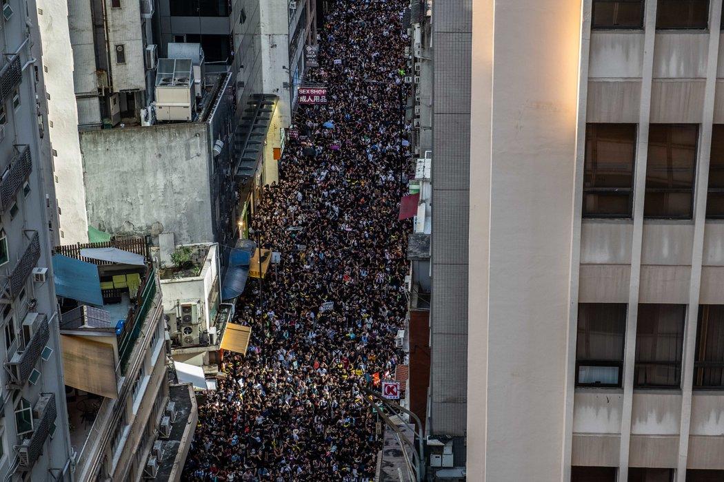 据组织者说,周一在铜锣湾举行的和平游行吸引了50多万人。