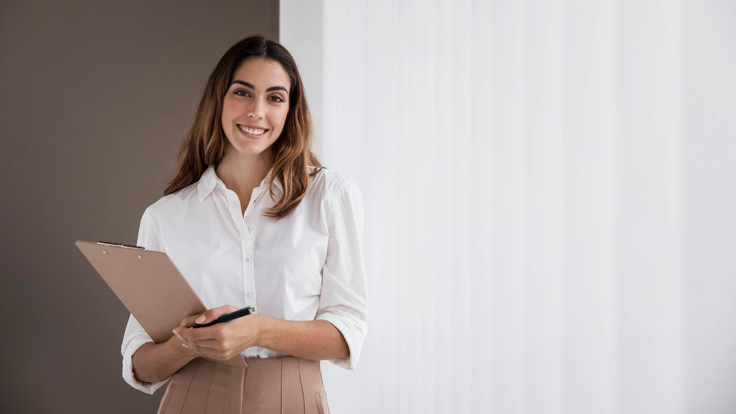 Motivos para você organizar os processos da sua escola: mulher sorrindo enquanto segura uma prancheta