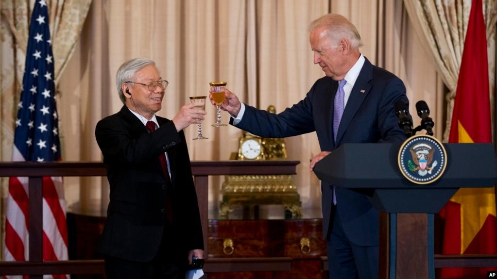 Ông Joe Biden, khi đó là Phó Tổng thống Mỹ, tiếp đón Tổng Bí thư Nguyễn Phú Trọng tại Bộ Ngoại giao Hoa Kỳ hôm 7/7/2015. 
