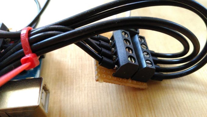Detail-view of the adapter. One long screw-terminal connects four half-bridges together.
