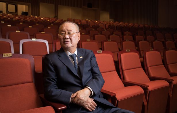 지난 24일 서울 종로구 서울예고 아트센터 객석에 앉아 인터뷰하는 이대봉 서울예고 이사장./고운호 기자