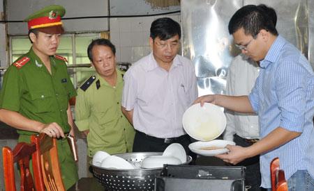 Description: Dịp Tết Nguyên đán 2017, Hà Nội thành lập 6 đoàn kiểm tra ATTP. Ảnh minh họa