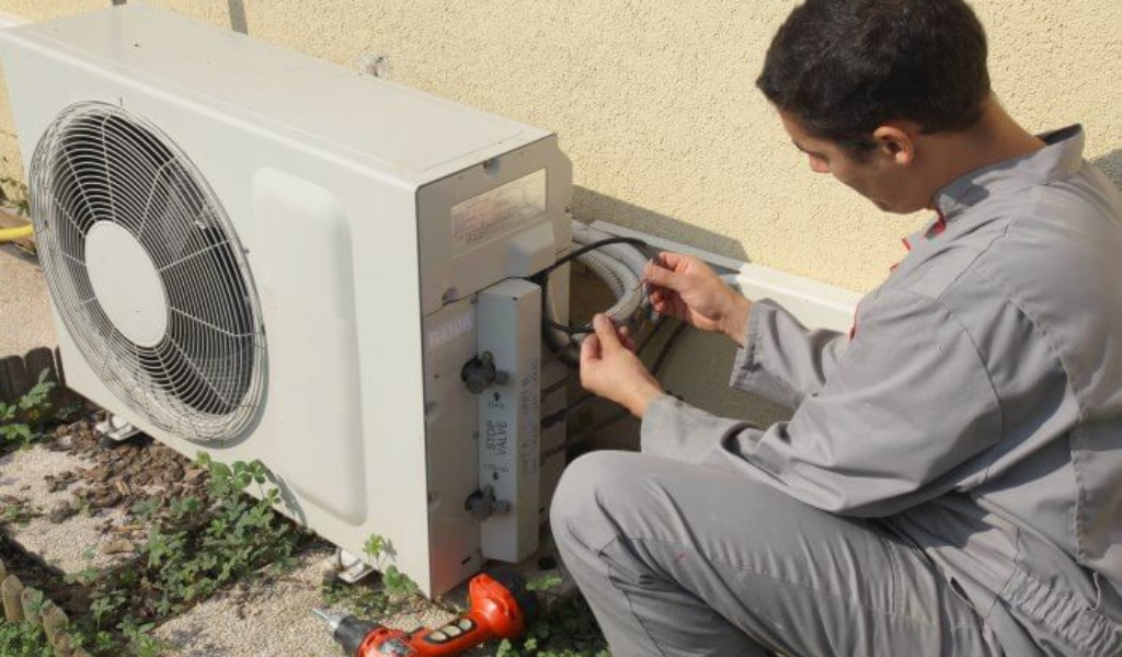 Technicien installant une pompe à chaleur