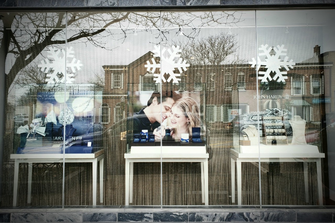 outside window of Rottermond Jewelers decorated for the season