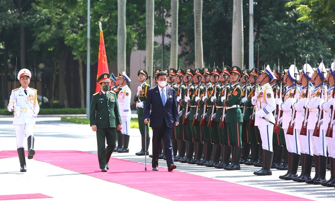 Bộ trưởng Quốc phòng Nhật Bản Kishi Nobuo và Bộ trưởng Quốc phòng Việt Nam Phan Văn Giang cùng duyệt đội danh dự, chiều 11/9. Ảnh: Hiếu Duy