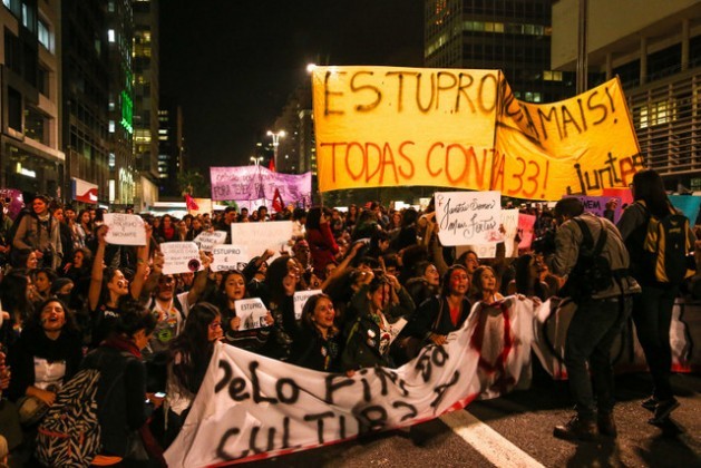 “No more rapes, everyone against the 33” reads a sign in a Jun. 8 mass protest by women in the city of São Paulo. Demonstrations against Brazil’s sexist culture have mushroomed around the country, after the global outrage caused by the gang rape of a teenager by 33 men. Credit: Paulo Pinto/AGPT