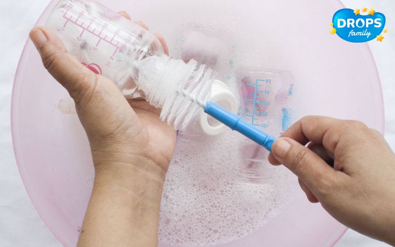 Vệ sinh bình sữa sạch sẽ sau mỗi lần sử dụng để phòng bệnh tiêu chảy cho bé