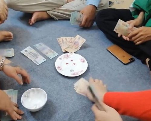 Mơ thấy người khác đánh xóc đĩa là một điềm lành 