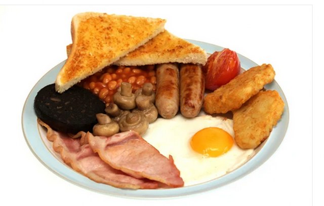 13 DAŃ, KTÓRYCH WARTO SPRÓBOWAĆ W WIELKIEJ BRYTANII  full english breakfast londyn
