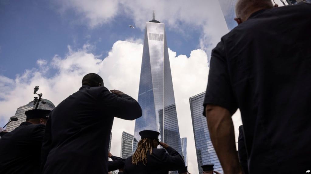 Lực lượng cứu hỏa trong giây phút thinh lặng tại lễ tưởng niệm 22 năm vụ tấn công khủng bố ngày 11/9 vào ngày 11 tháng 9 năm 2023, tại New York.
