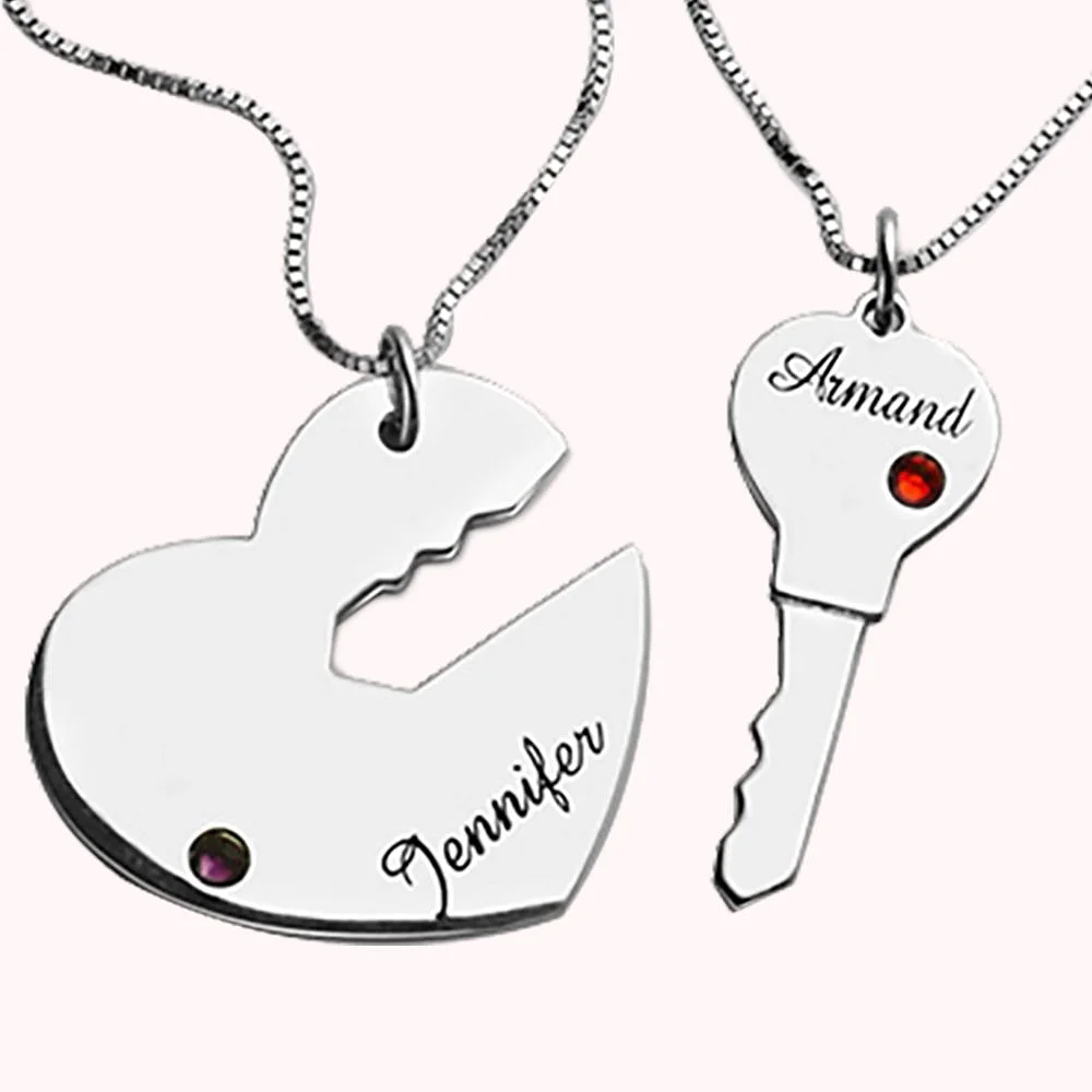 Pendentif en forme de cœur comprenant une ouverture en forme de clef. Il est accompagné d’une clef. Les deux objets sont personnalisés avec un prénom différent.