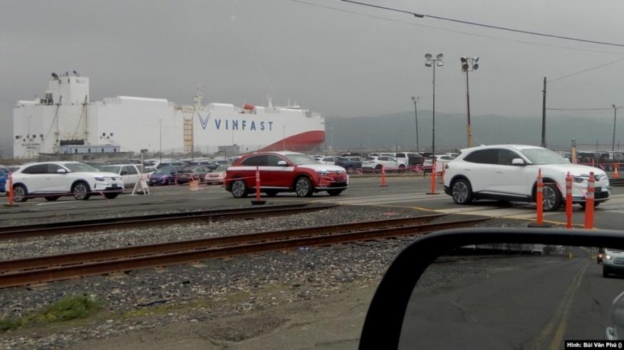 Tàu hàng và những chiếc xe VinFast VF8 tại bến cảng Benicia, vùng Vịnh San Francisco hôm 19/12/2022 (Ảnh: Bùi Văn Phú)