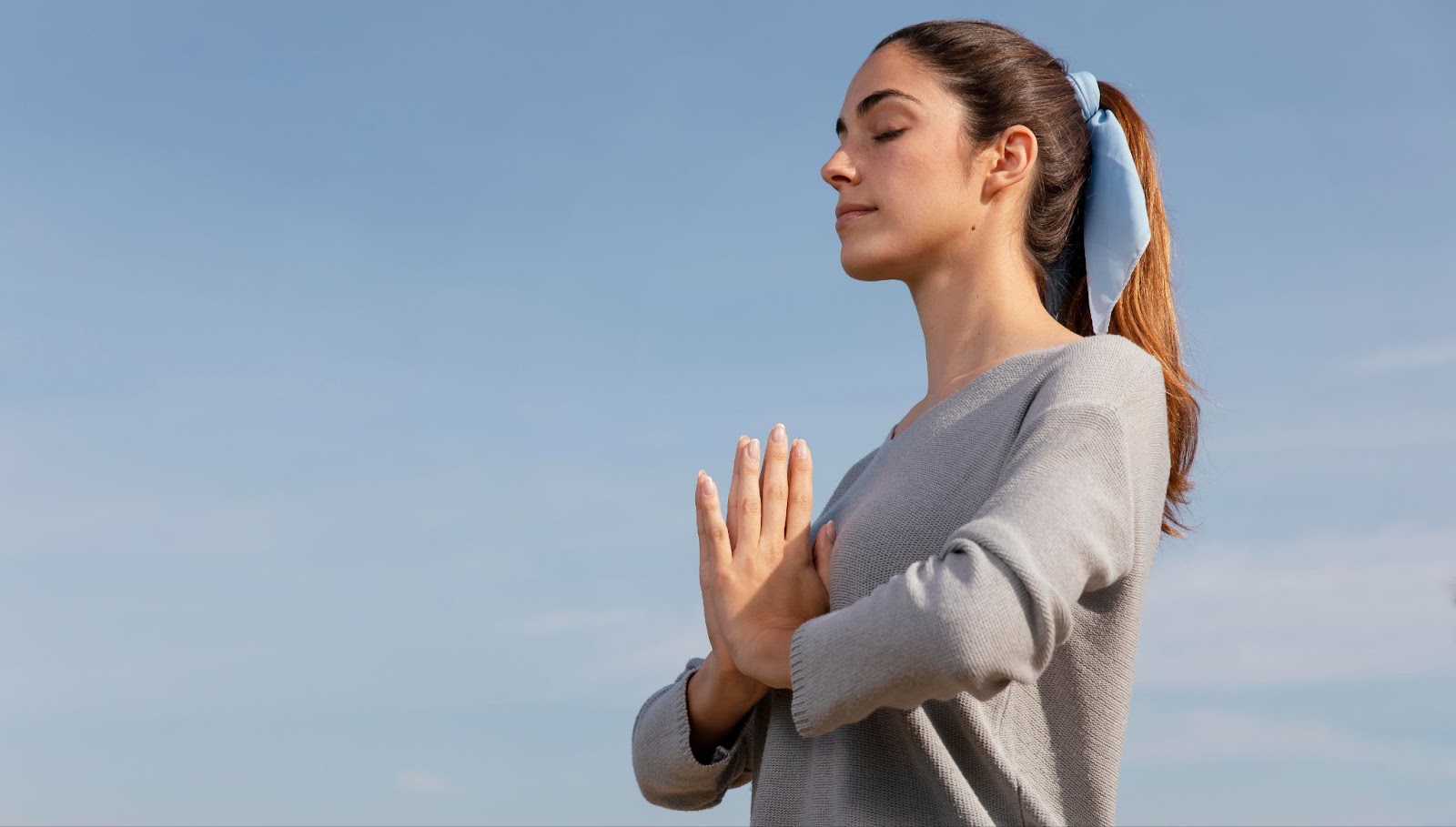 Mulher meditando ao ar livre