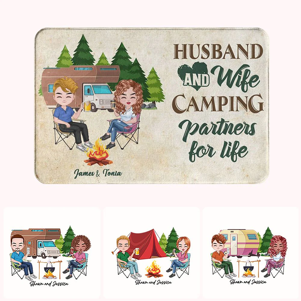 tapis personnalisé pour couple campeur avec personnalisation des prénoms et phrase “Mari et femme, partenaire de camping pour la vie”