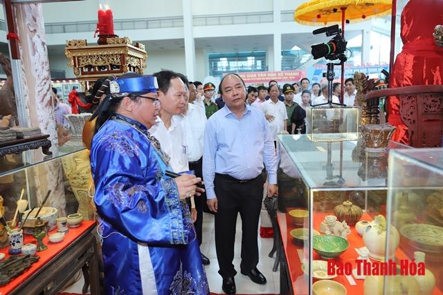 Thủ tướng Chính phủ Nguyễn Xuân Phúc tham quan Triển lãm “Thanh Hóa xưa và nay”