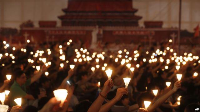 港成千上万的民众在1989天安门事件23周年之际在维多利亚公园举行六四烛光纪念会。(2012年6月4日)