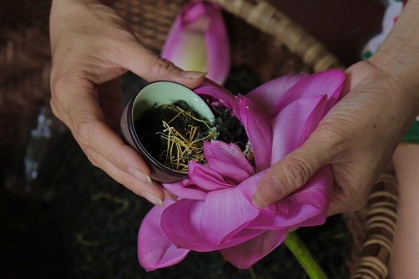 Each cup of tea has a fragrant aroma mixed with lotus rice wrapped with many layers of Bach Diep lotus wings.