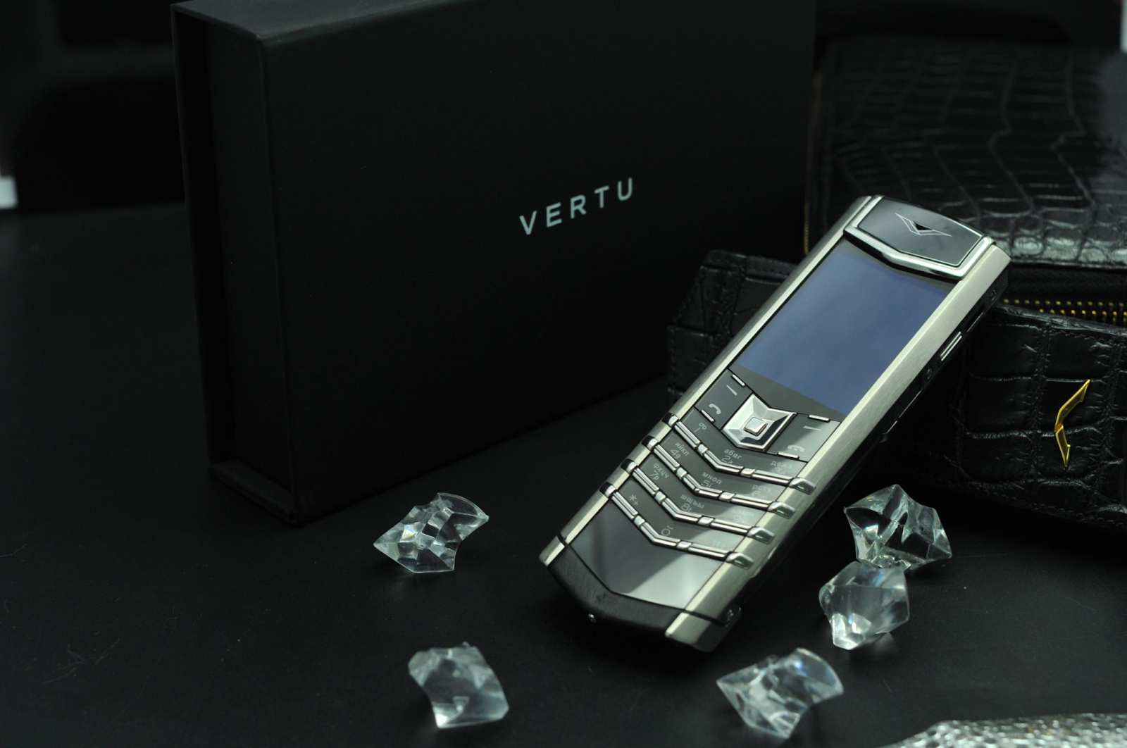 Vertu đẳng cấp với thiết kế từ các chất liệu cao cấp