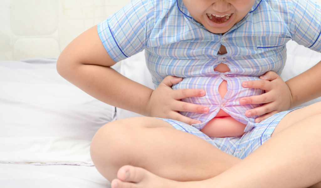 Đau bụng là triệu chứng không khó để thấy khi trẻ bị rối loạn tiêu hóa