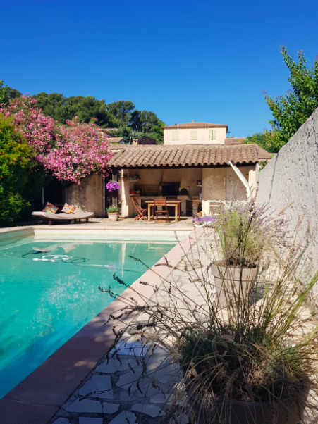 Fêter son anniversaire au bord d'une piscine privée à Marseille