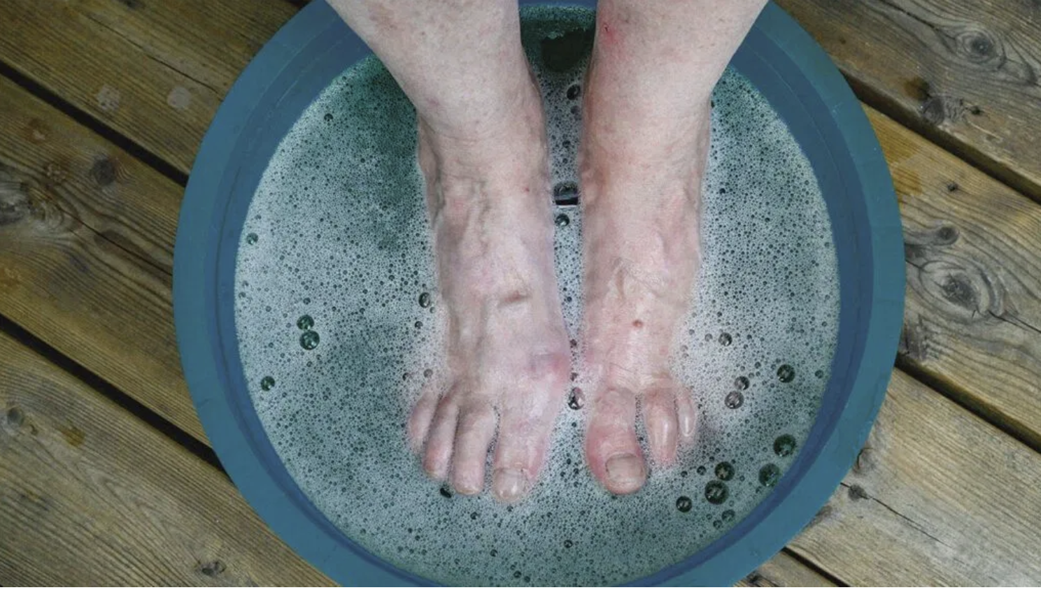 Contrast baths can be very effective for helping relieve hallux limitus pain. 