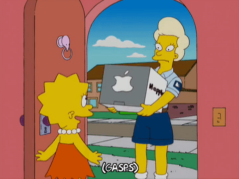 Lisa Simpson recibiendo paquete del Black Friday
