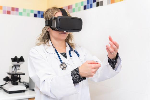 Woman scientist in laboratory with virtual reality glasses Premium Photo