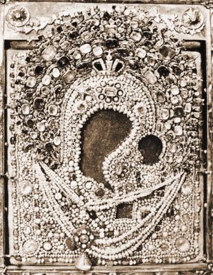 Явленная Казанская икона Божией Матери. Так она выглядела в конце XIX века. Одна из немногих сохранившихся фотографий этой иконы из Казанского собора Богородицкого монастыря.