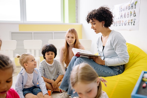 Teacher reading to children 