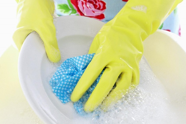 Đeo găng tay để bảo vệ và chăm sóc móng tay khỏi các loại bụi bẩn và vi khuẩn nấm 