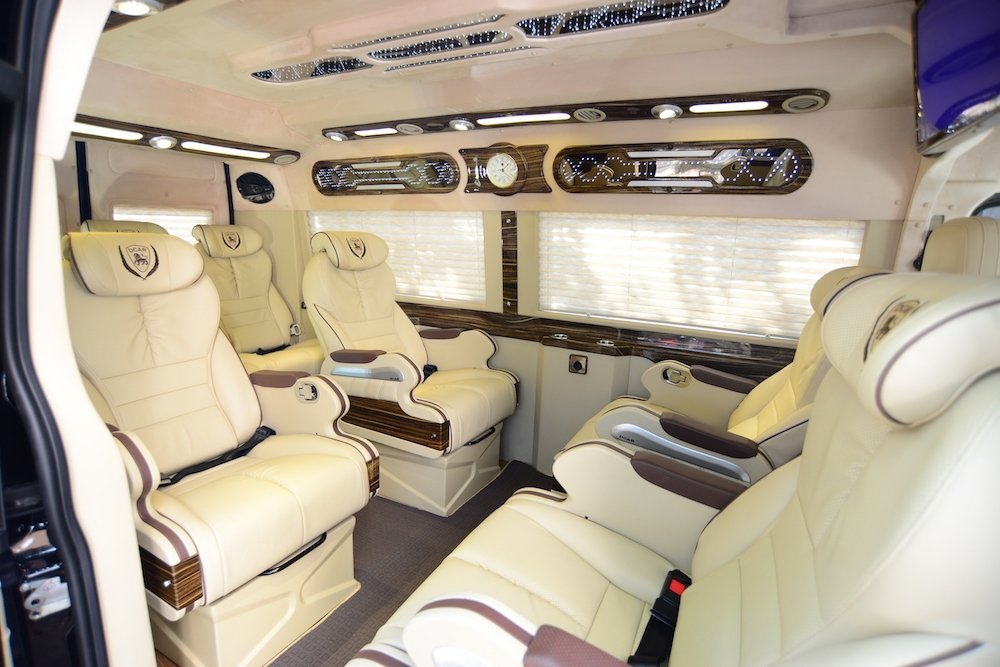 Nội thất xe Vĩnh Thịnh Limousine đi Tiền Hải Thái Bình