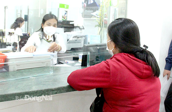 Người dân đến giao dịch tại một chi nhánh ngân hàng thương mại ở TP.Biên Hòa. Ảnh: Lam Phương