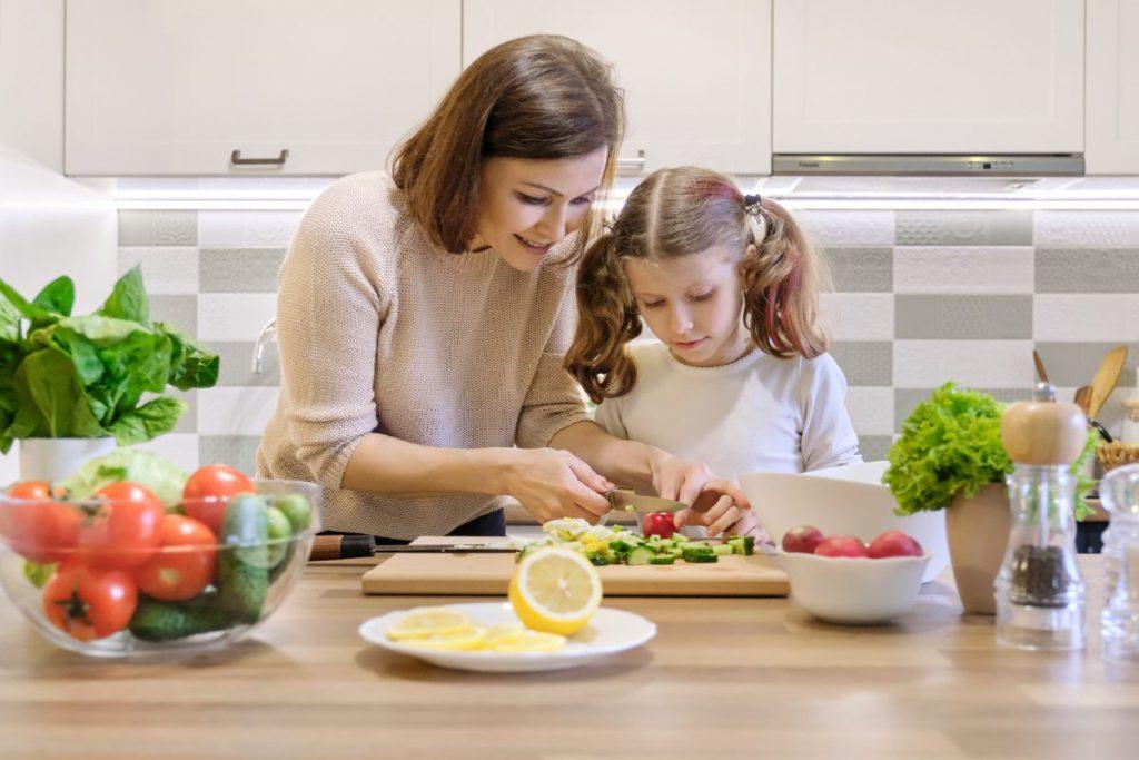 5 ประโยชน์ ของการชวนลูกเข้าครัว พัฒนาทักษะ เพิ่มความสัมพันธ์ภายในครอบครัว3