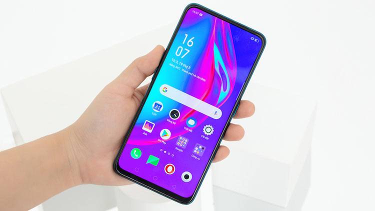 Thay màn hình/mặt kính xong nên để Oppo F11 Pro cố định.