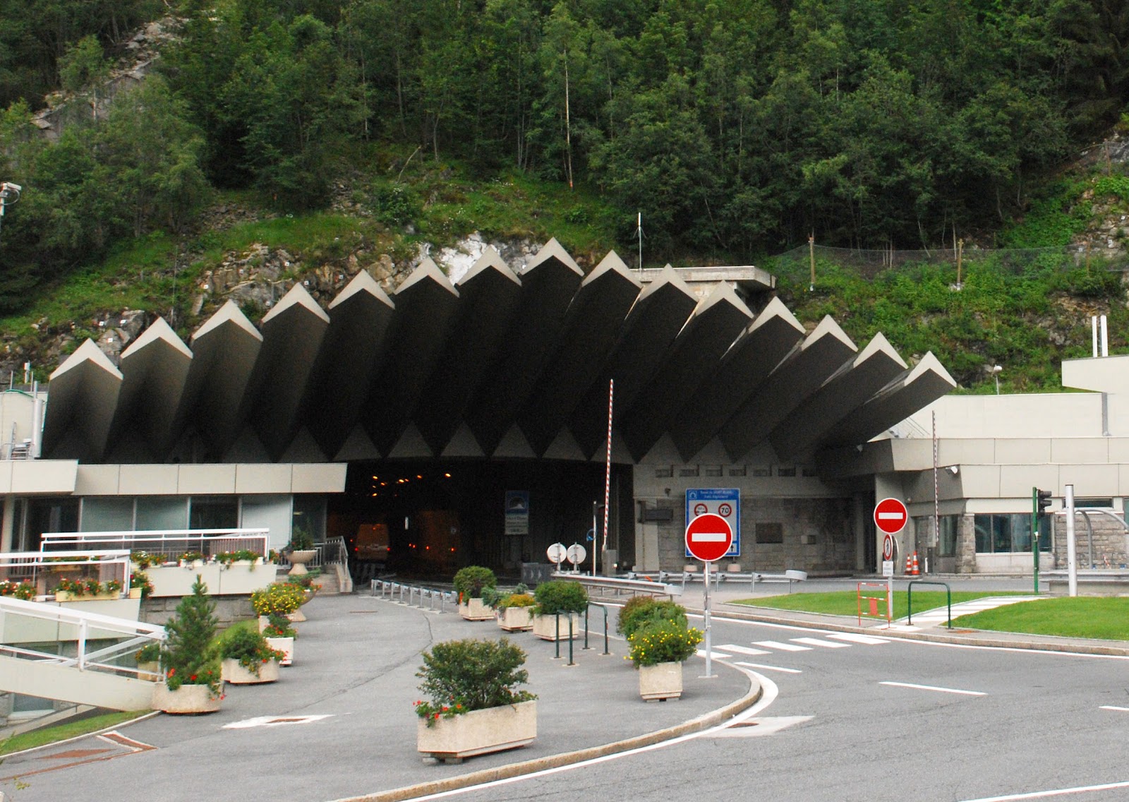 Chamonix_-_Mont_Blanc_Tunnel_Entrance.jpg