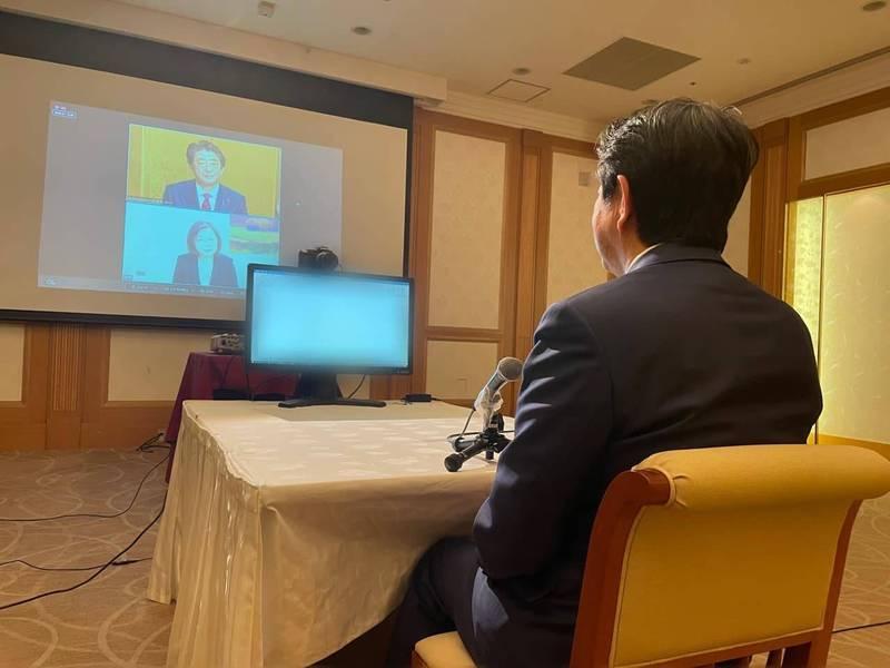 日本首相安倍晉三與蔡英文總統進行首次的視訊會談。(取自安倍晉三臉書)