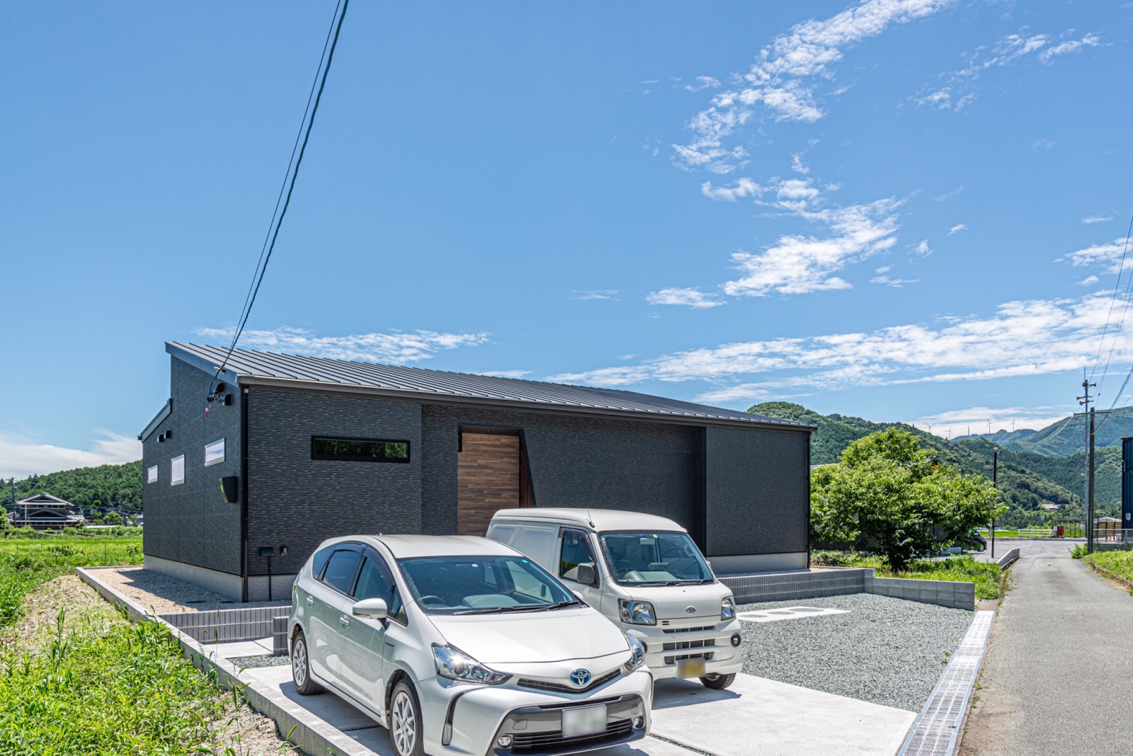 平屋の外観・駐車場・青い空