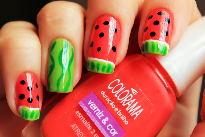 Wassermelone-Maniküre, Sommer Nageldesign in Rot und Grün, schöne und effektvolle Fingernägel