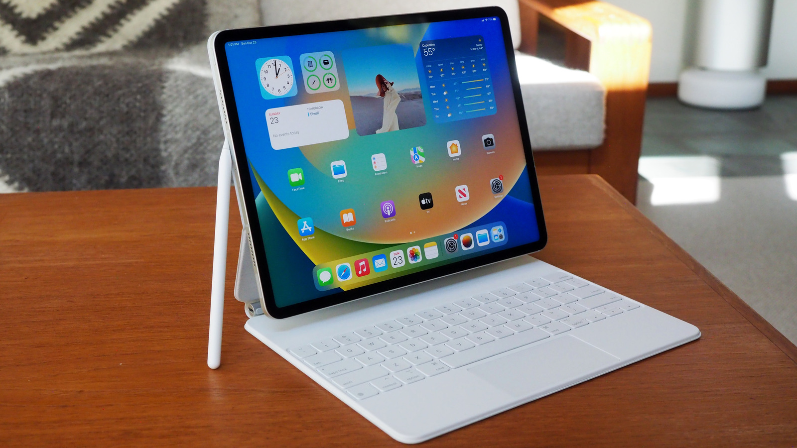 This image shows the iPad Pro M2 2022.
