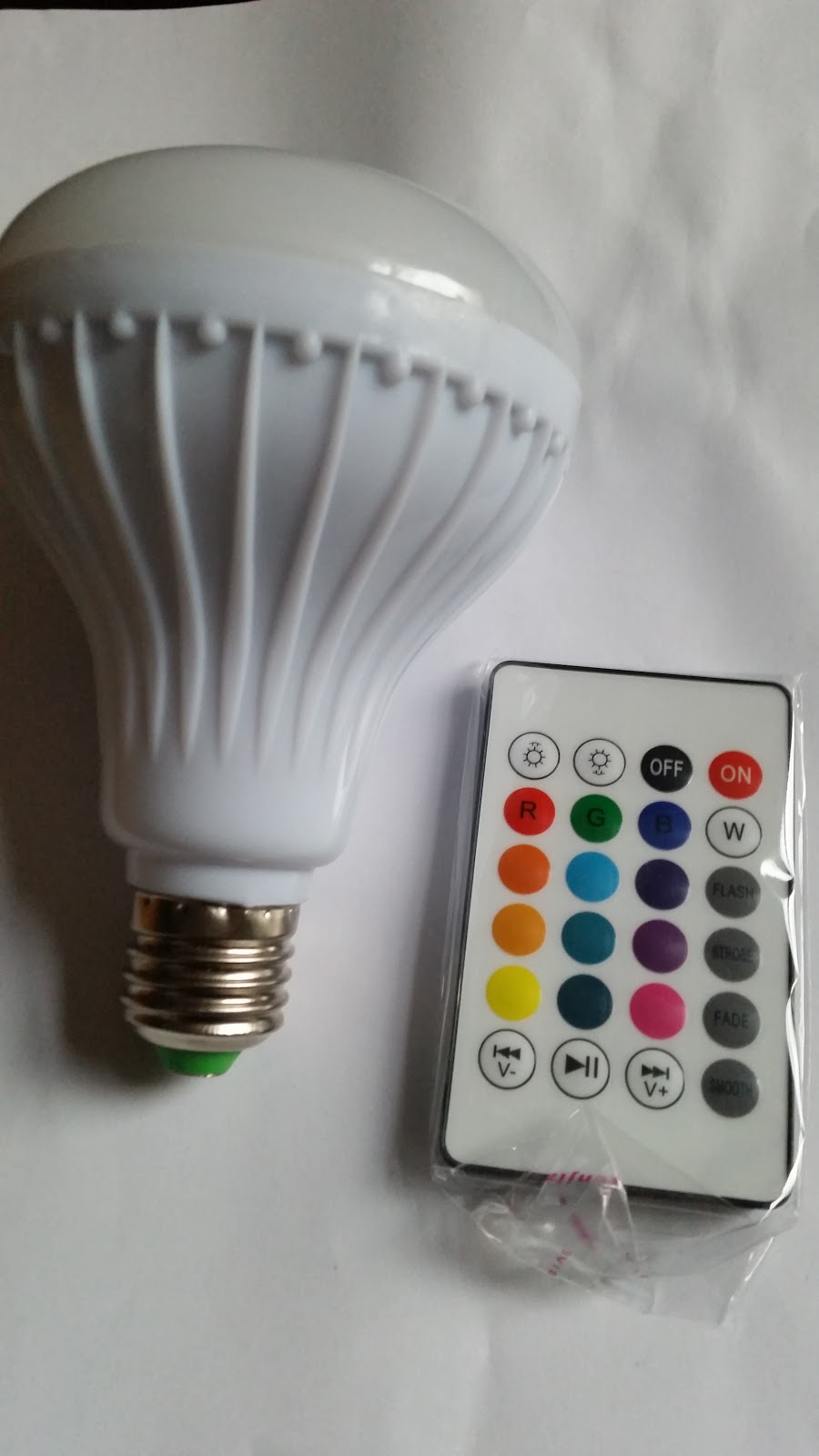 Hot Wireless Bluetooth 6W LED Président Bulb audio Haut-parleur Musique LED Jouer éclairage avec 24 touches E27 20pcs de contrôle à distance ww.avalonkef.com dfh rtsdf.jpg
