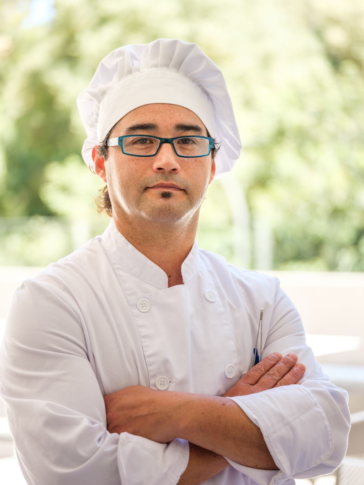 L'uniforme professionnel des cuisiniers est composé d'une veste blanche à longues manches avec un petit col et un pantalon de cuisine